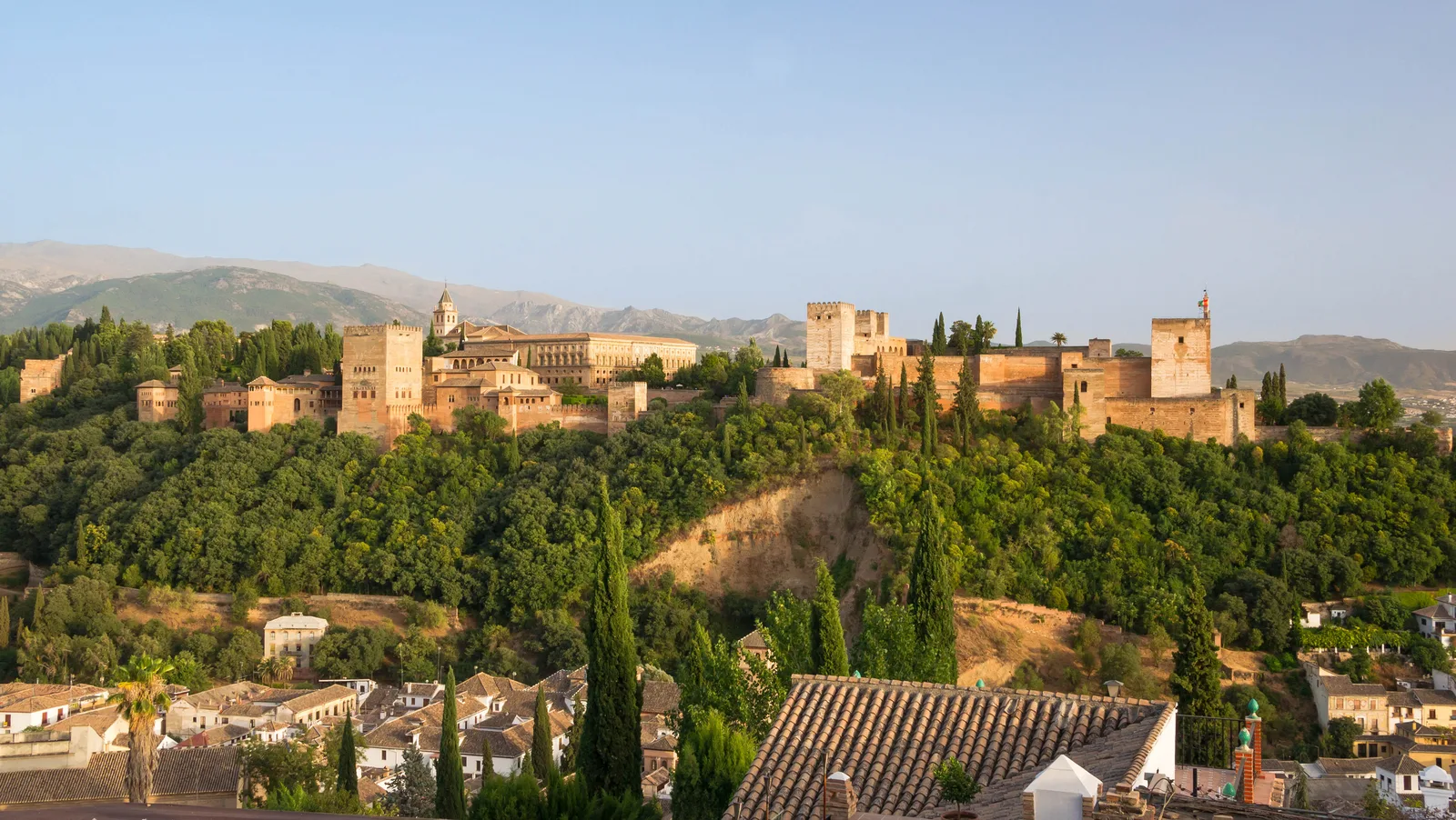 Vista real de la Alhambra desde el mirador de San Nicolás, en Granada