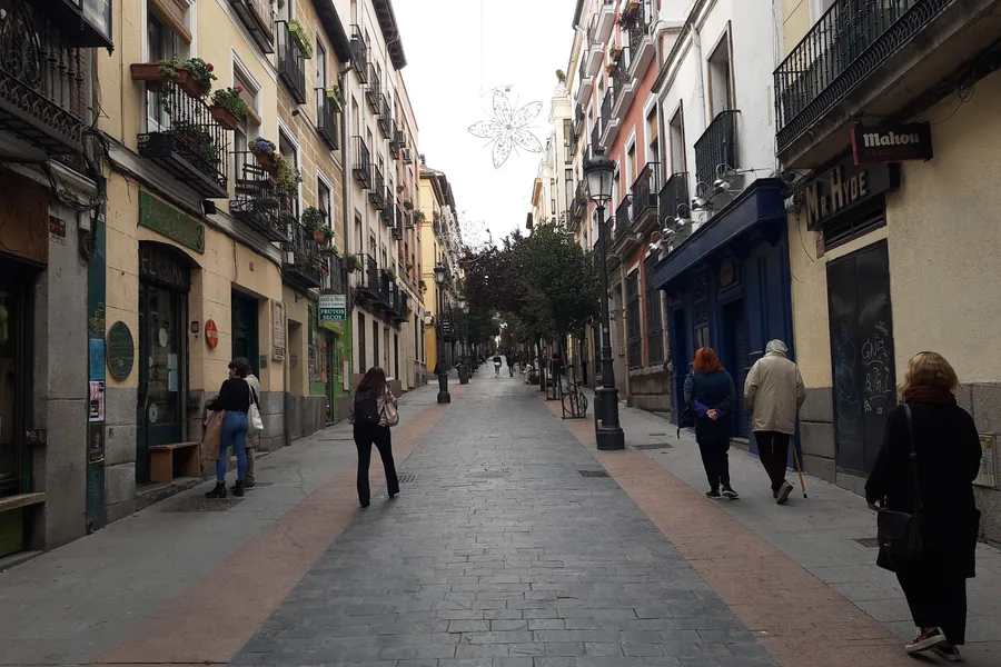 Calle de Huertas y sus fachadas en el Barrio de las Letras de Madrid