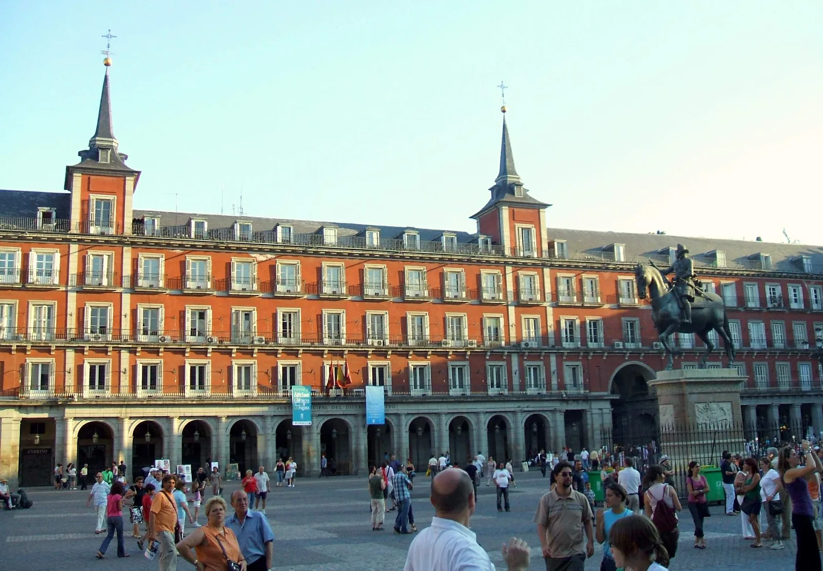 Plaza Mayor de Madrid y sus fachadas porticadas