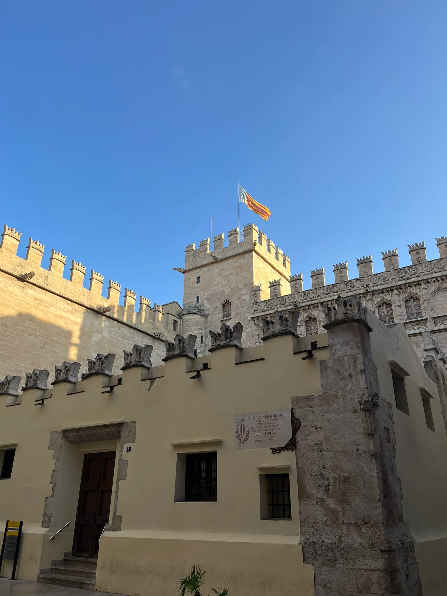 Fachada de la Lonja de la Seda de València bajo el cielo azul